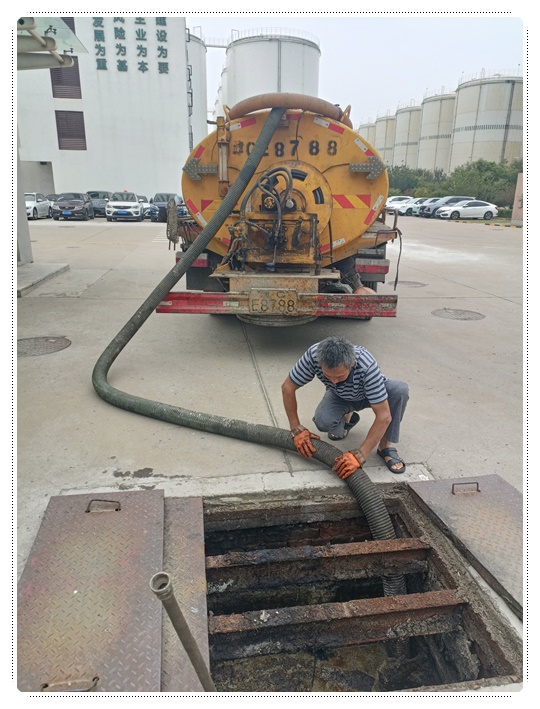 博厚镇隔油池清掏