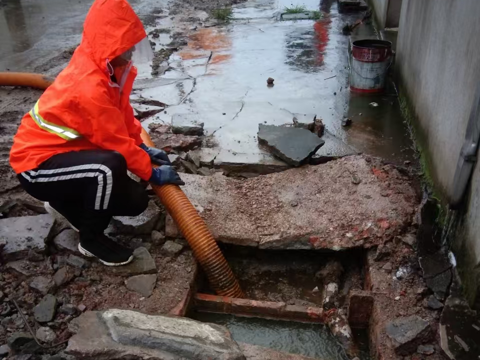 博厚镇专业清理污水池 炜誉市政以规范流程守护城市 “肠道”